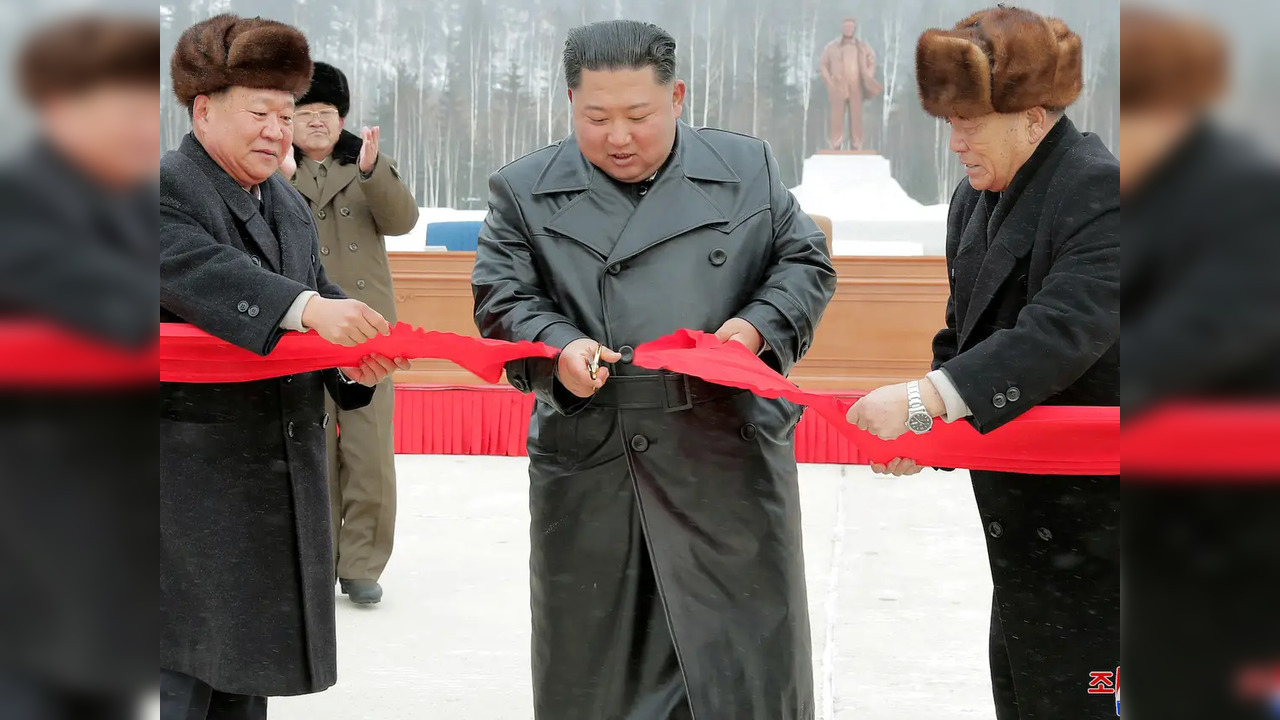 Kim Jon In Baggy Pants