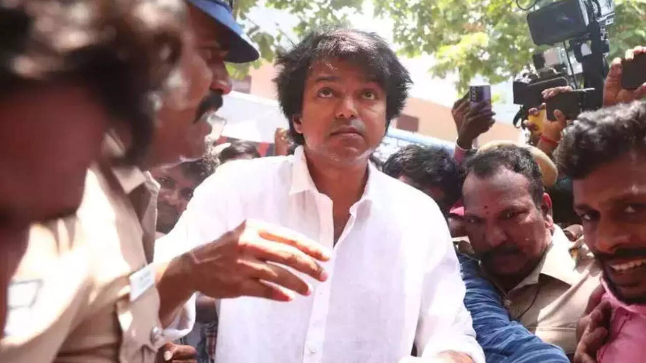  தவெக தலைவர் நடிகர் விஜய் மீது போலீசில் புகார்.. தேர்தல் நடத்தை விதிமீறலில் ஈடுபட்டதாக குற்றச்சாட்டு 