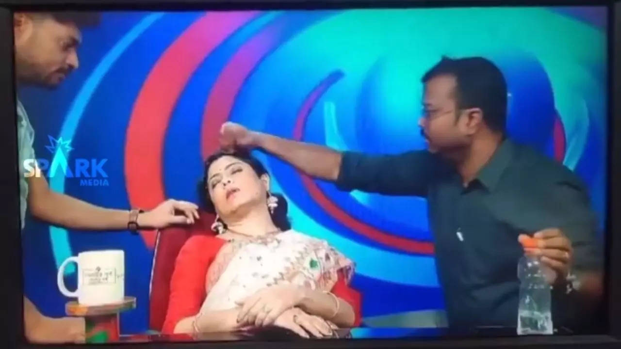 Doordarshan Bangla Anchor Lopamudra Sinha collapsed