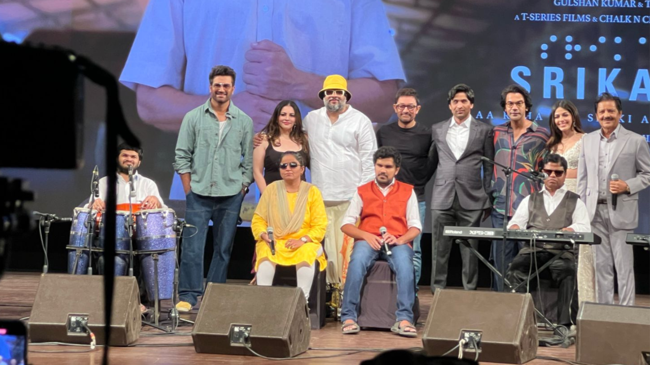 Aamir Khan Gets Emotional At Papa Kehte Hain 2.0 Song Launch, Udit Narayan Recalls Working With Him 36 Years Ago