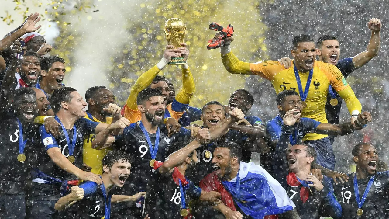 French players lift the 2018 FIFA World Cup