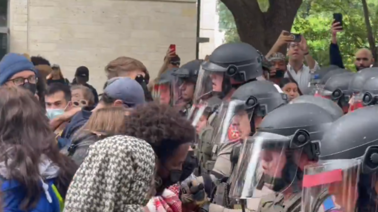 University Of Texas Protestors Clash With Police In Riot Gear | WATCH ...