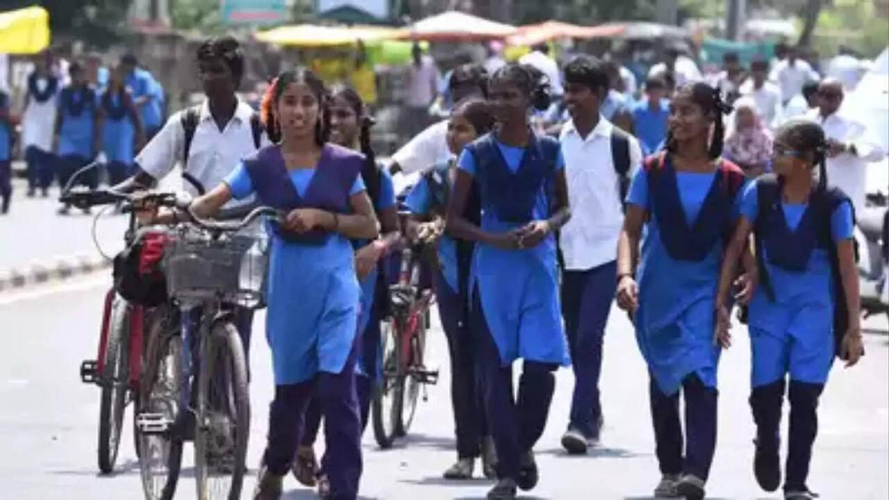  தமிழகத்தில் பள்ளிகள் திறப்பு தள்ளிப்போவதாக தகவல்..  கோடை விடுமுறை நீட்டிப்பு.. குஷியில் மாணவர்கள்.. 