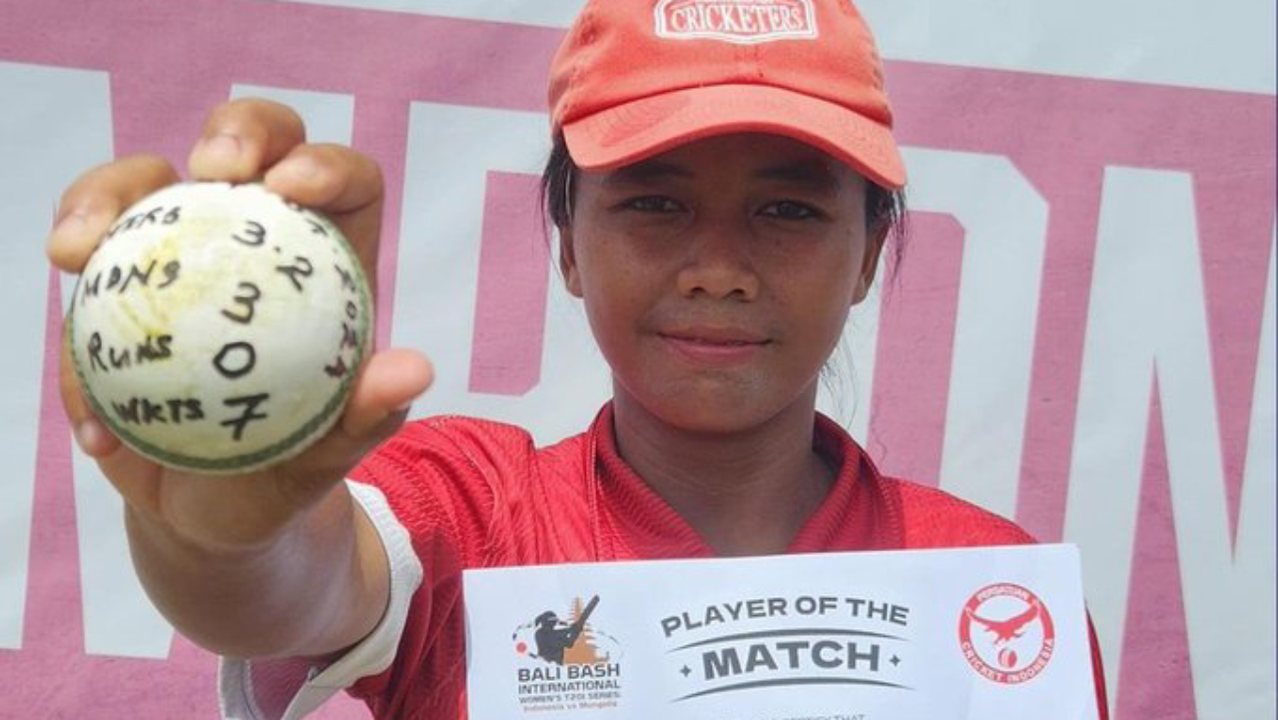 Pemain bintang Indonesia berusia 17 tahun Romalia mencetak rekor dunia yang menakjubkan dengan 7 gawang dan 0 run.