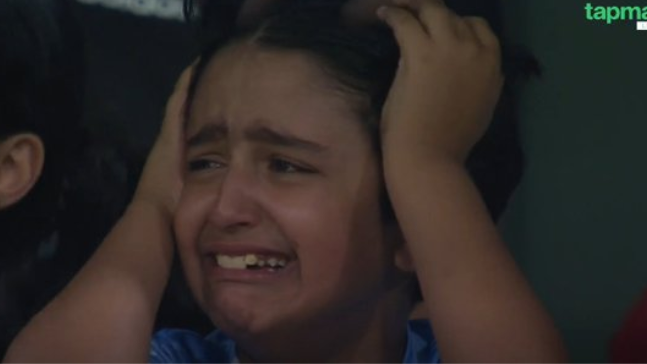 Young Cricket Enthusiast Breaks Down as Pakistan Stumbles Against New Zealand for the Third Time.