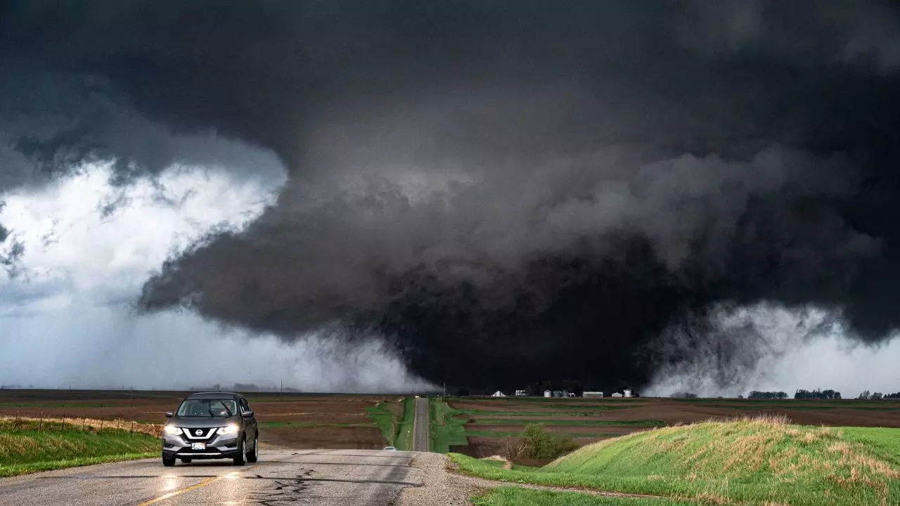 Nebraska, Kansas Tornado Watch: Twister Expected To Land In Omaha, North Platte, Wichita And Topeka | Live Tracker