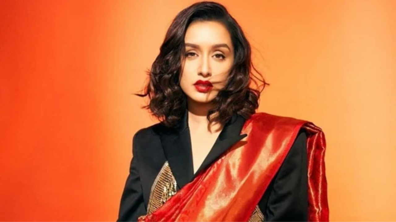 ​Shraddha Kapoor Asks Fans, '2-4 Pahaad Mumbai Mein Ugaane Ke Liye Kya Karna Padega ?' WATCH Video