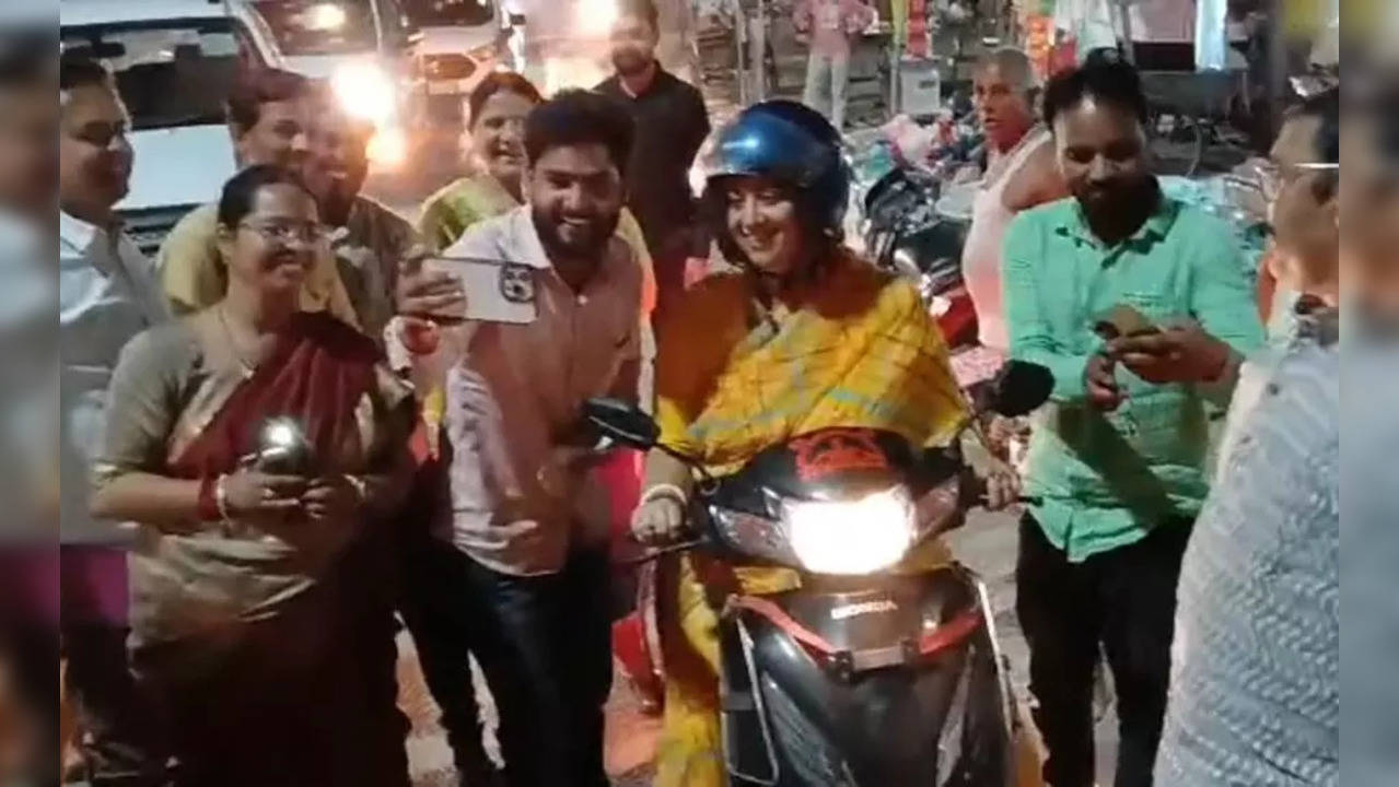 Smriti Irani was seen riding a scooter in Amethi