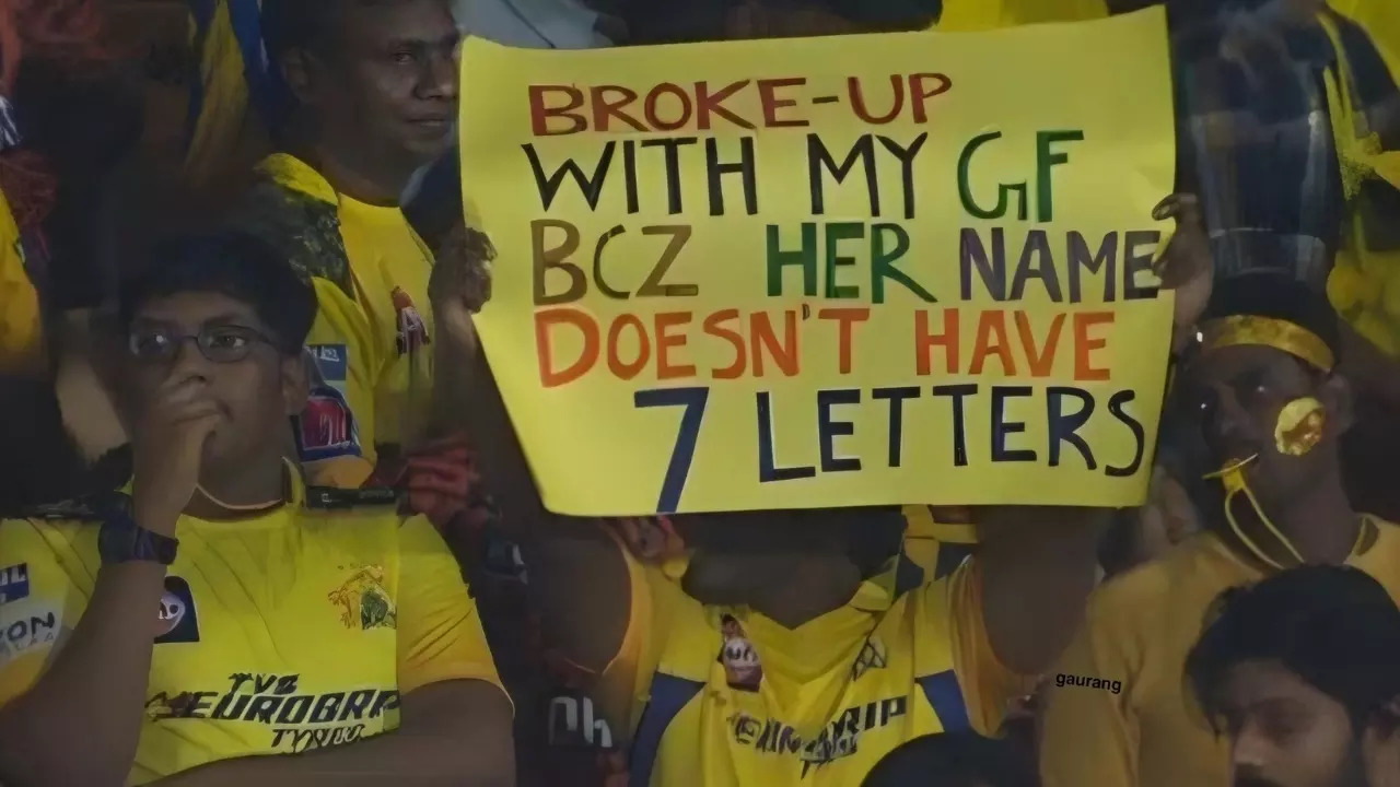 An MS Dhoni fan's placard alludes to his jersey no.7 during the CSK vs SRH match. | Mufaddal Vohra