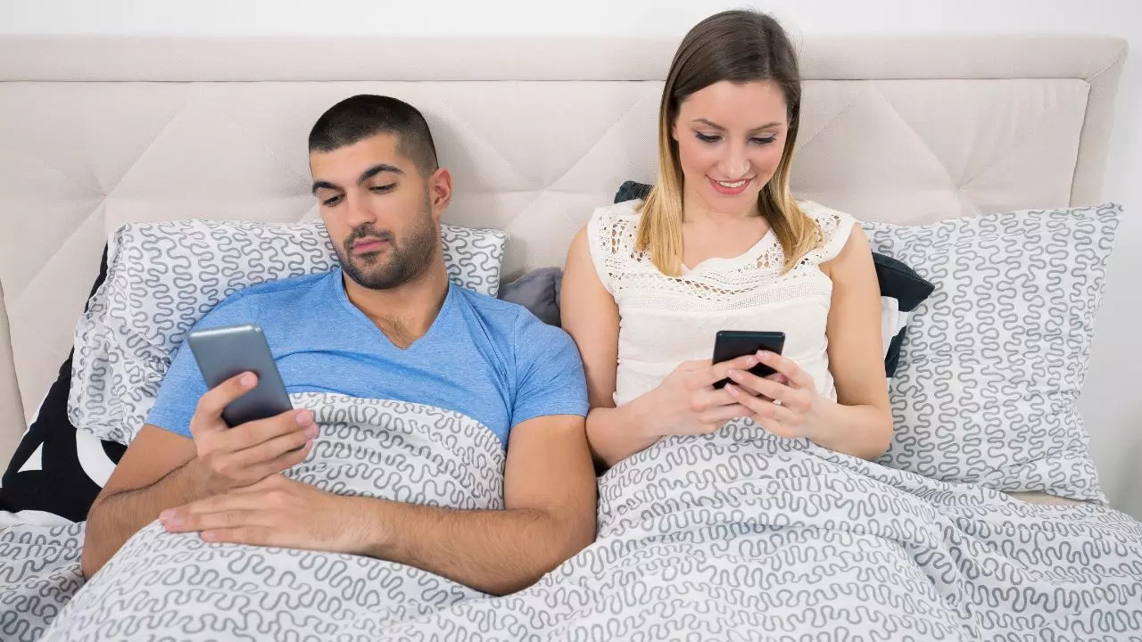 Parallel Scrolling: This Bedtime Habit Is Taking A Toll On Your Relationship