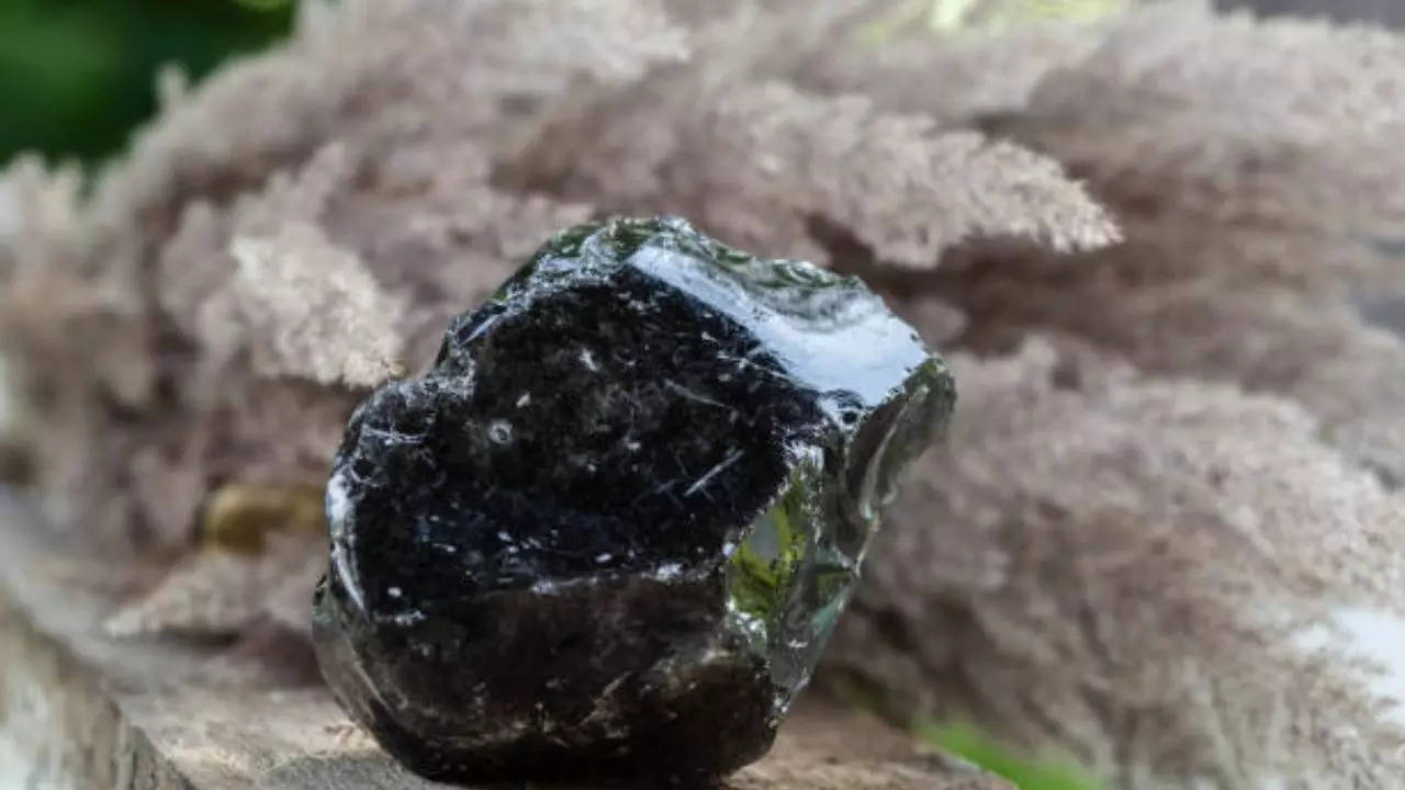 Canada Couple Finds Obsidian Artifact-Like Rock In Front Yard