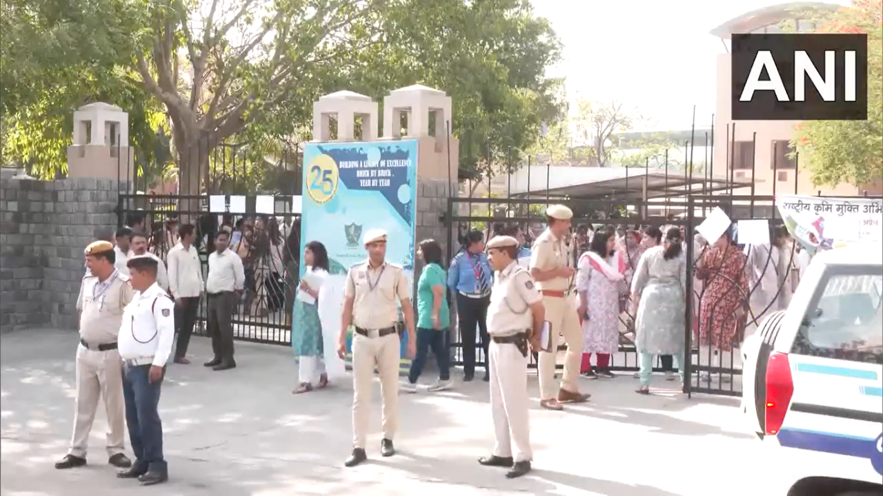 Delhi school bomb threat