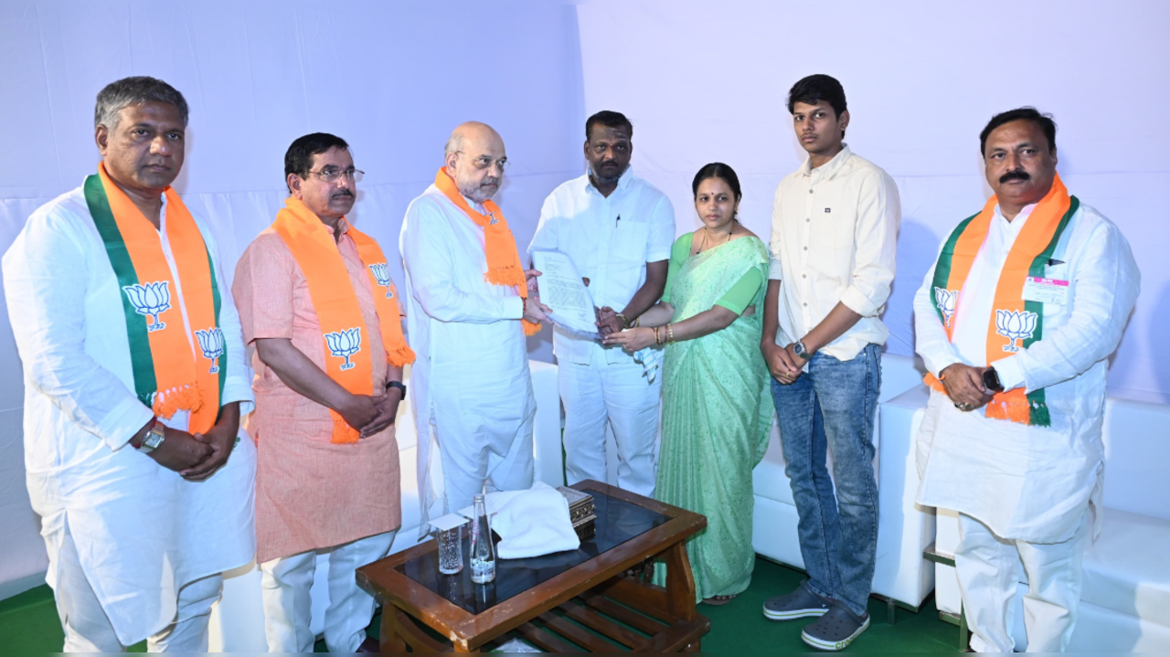 Amit Shah Meets Neha Hiremath's Parents