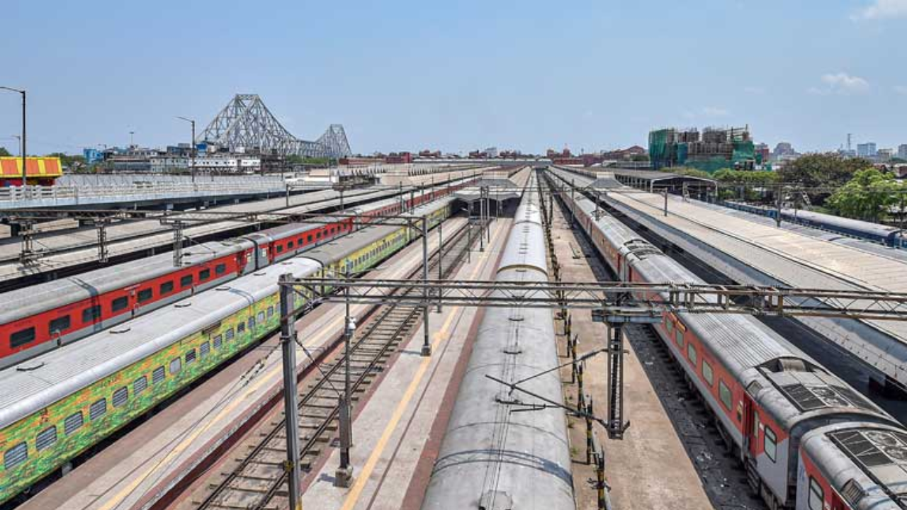 Mumbai Local Train Derailed