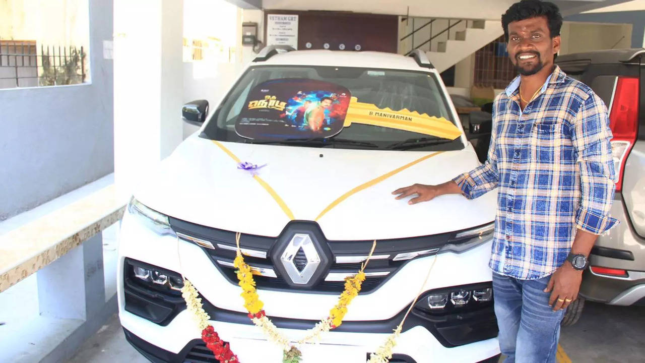 Oru Nodi Director Mani Vannan With The Car Presented As A Gift By The Producers
