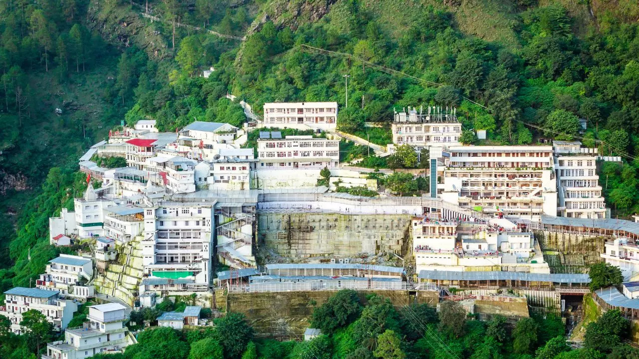 Visit Vaishno Devi In 10K with this IRCTC tour. Credit: Canva