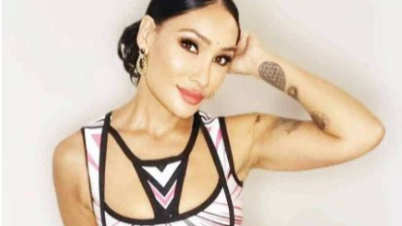 Sofia Hayat BLACKMAILED After Her Social Media Account Gets DELETED