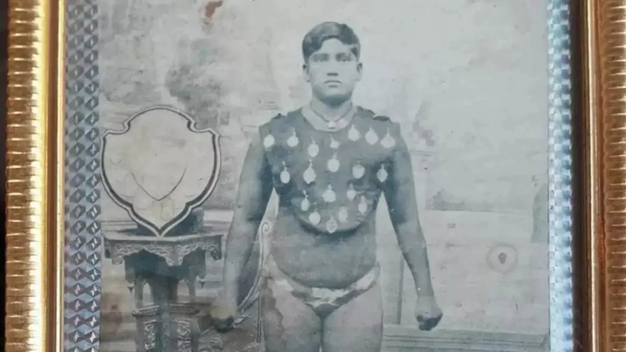 Hamida Banu defeated wrestler Baba Pahelwan on May 3, 1954. | Feroz Shaikh