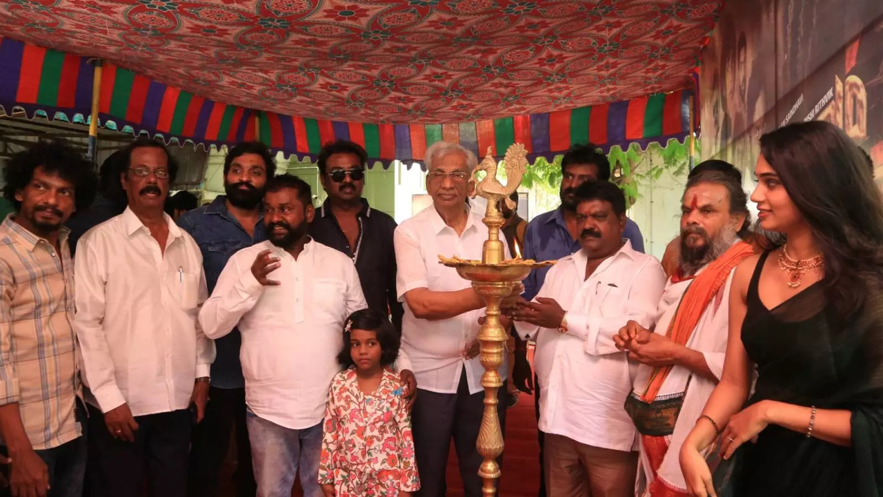 K Rajan Lighting A Lamp At The Launch Of The New Film Kuttram Thavir