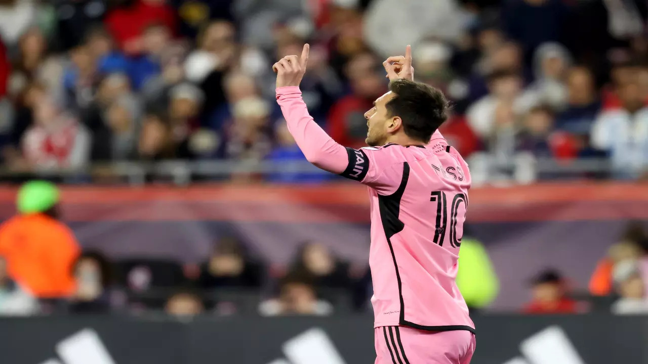 Lionel Messi celebrates her goal