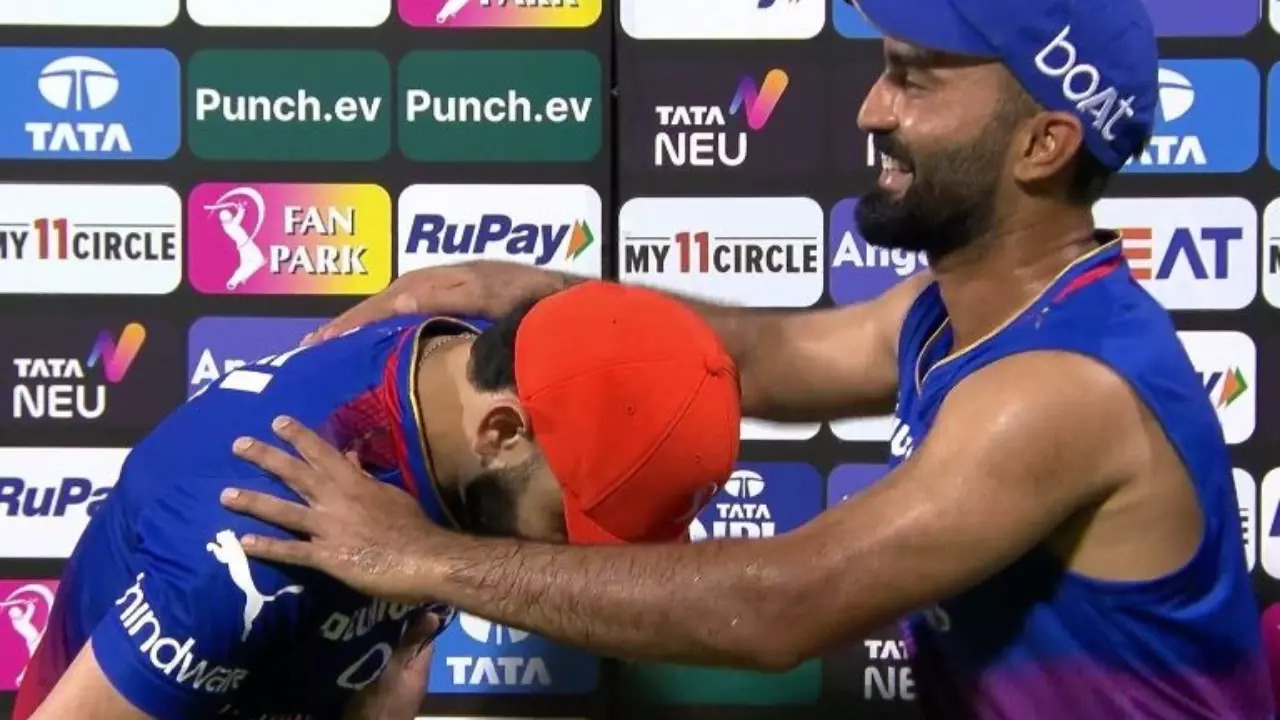 Virat Kohli bows down to Dinesh Karthik