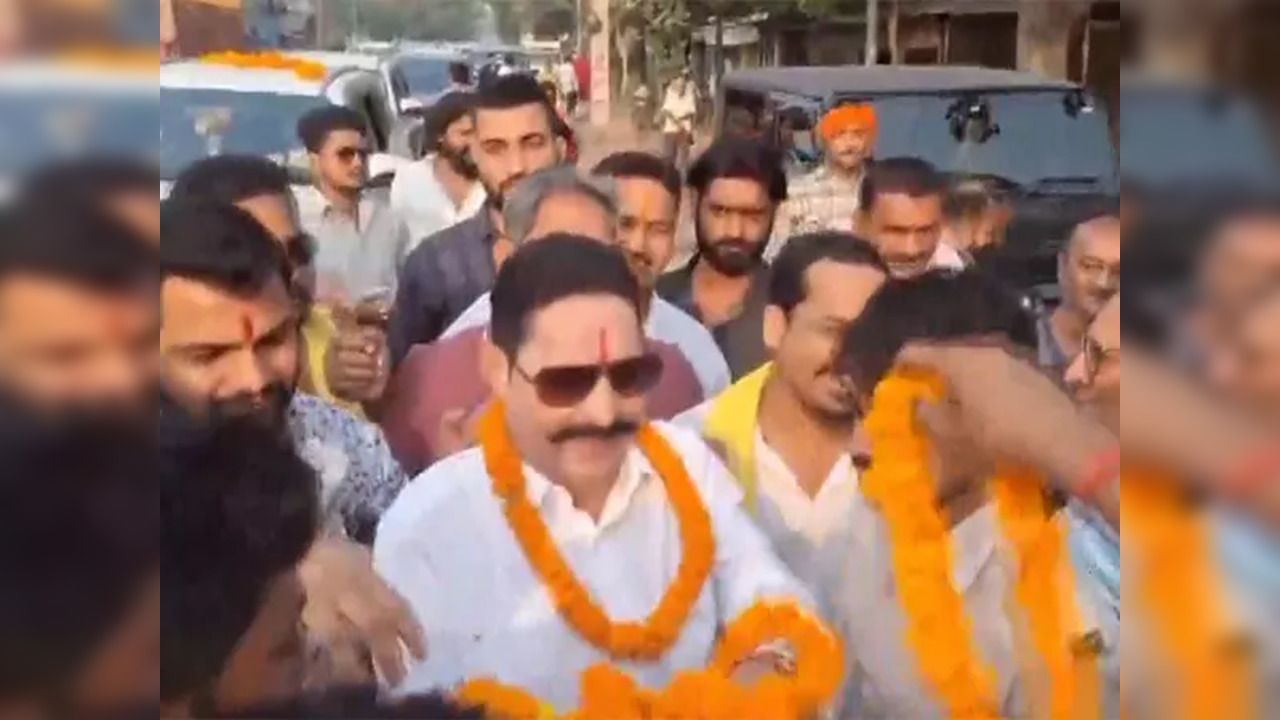 Supporters welcome former MLA Anant Singh