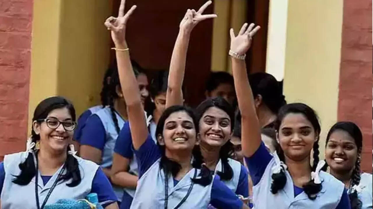  12-ம் வகுப்பு தேர்வில் முதல் 5 இடங்களை பிடித்த மாவட்டங்கள்  எது தெரியுமா? 