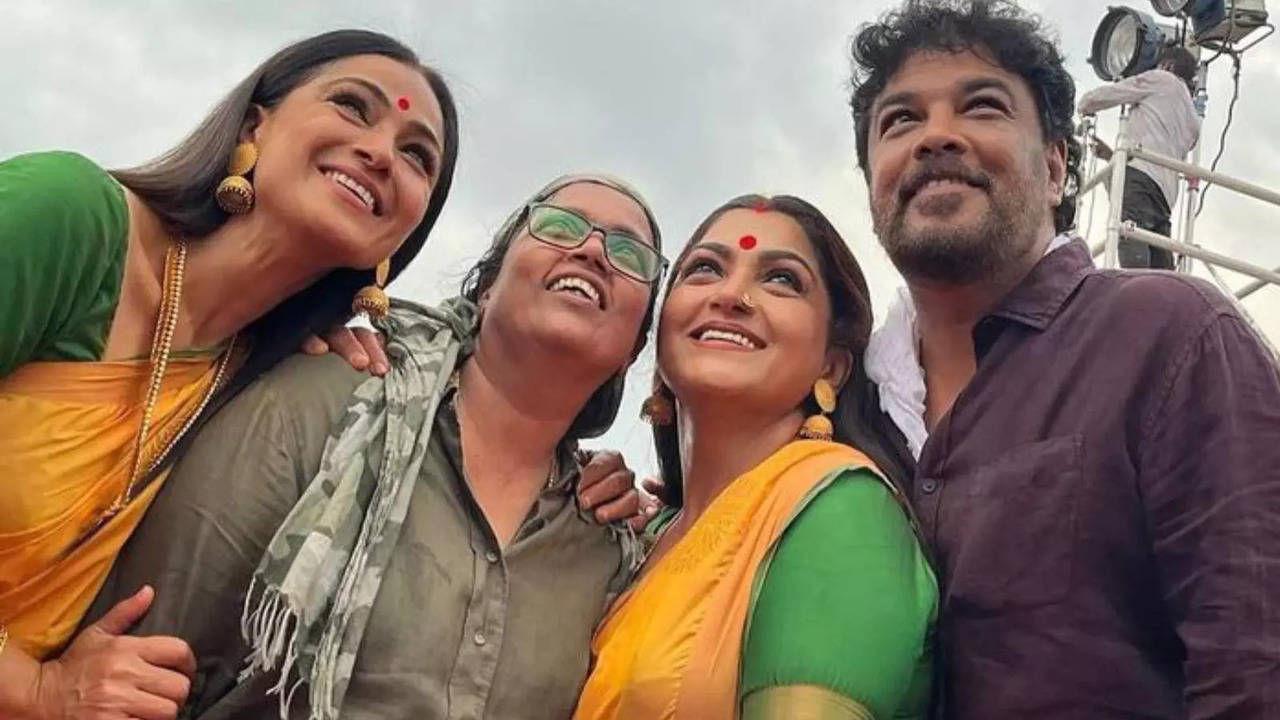 Simran, Brindha, Khushbu And Director Sundar C On The Sets of Aranmanai 4