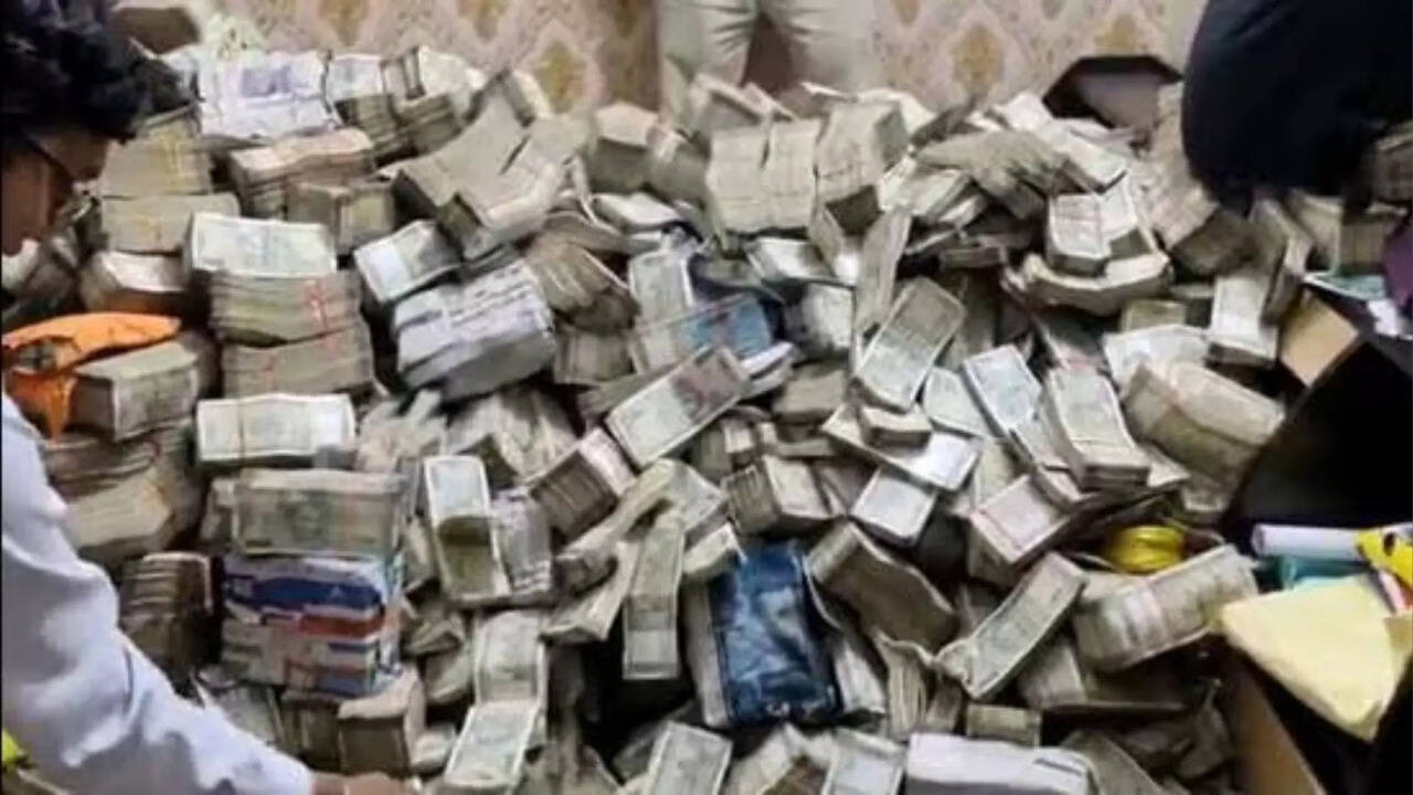  அமைச்சர் உதவியாளரின் பணிப்பெண் வீட்டில் ₹20 கோடிக்கு மேல் பறிமுதல் செய்த அமலாக்கத்துறை.. 