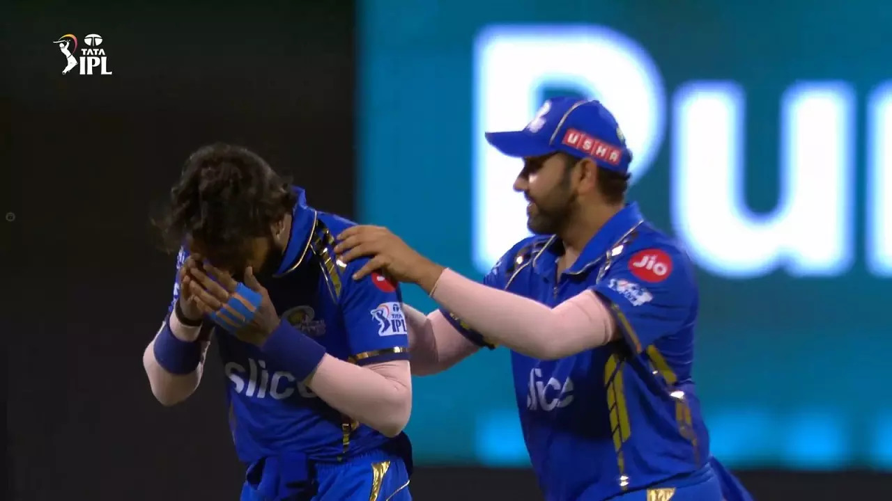 Rohit Sharma celebrates with Hardik Pandya after MI captain dismiss Shahbaz Ahmed.