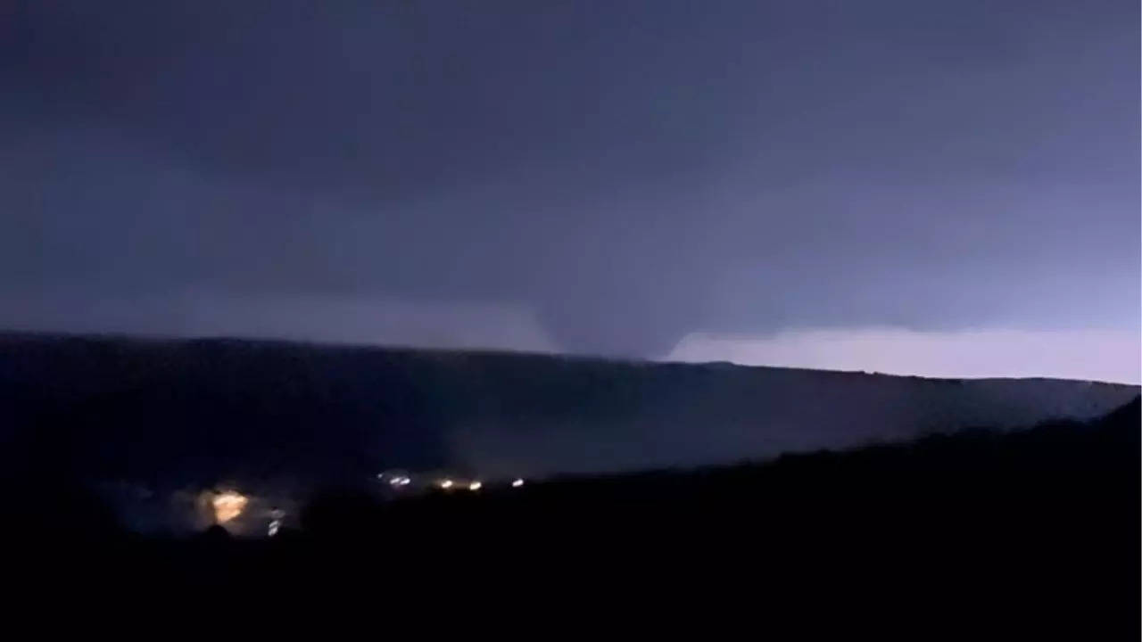 Barnsdall Tornado: Tornado menuju Bartlesville setelah meninggalkan kerusakan di Osage County, Oklahoma |  video