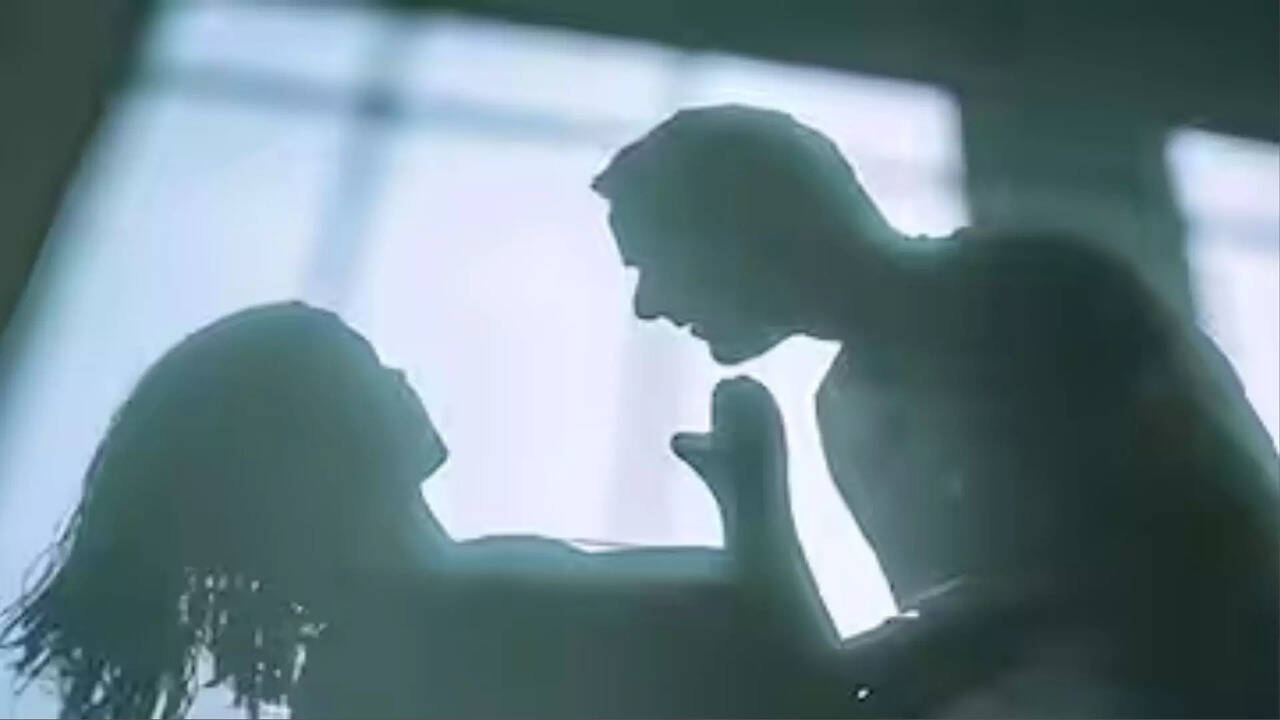  மனைவியை மிரட்டி தந்தை, சகோதரருடன் உறவு கொள்ள வைத்த கொடூர கணவன்.. அதிர்ச்சியூட்டும் தகவல்கள்.. 