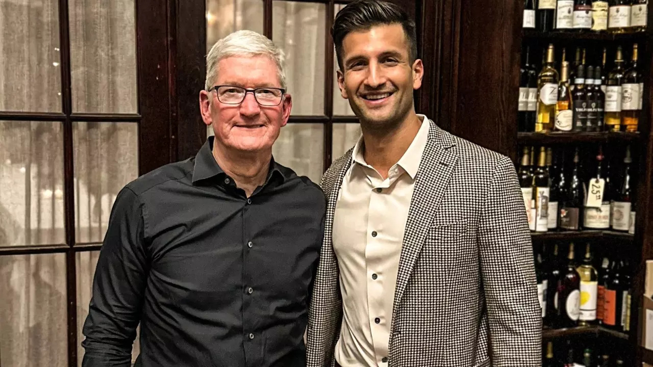 Apple CEO Tim Cook pictured with his old gym buddy, Sahil Bloom, at a dinner.| @SahilBloom/X