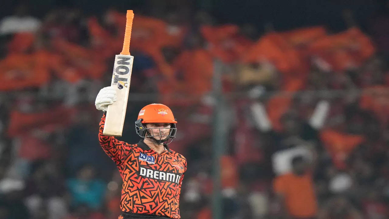 Abhishek Sharma raises his bat during the SRH vs LSG match