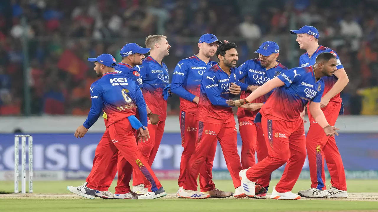 RCB players celebrating a wicket