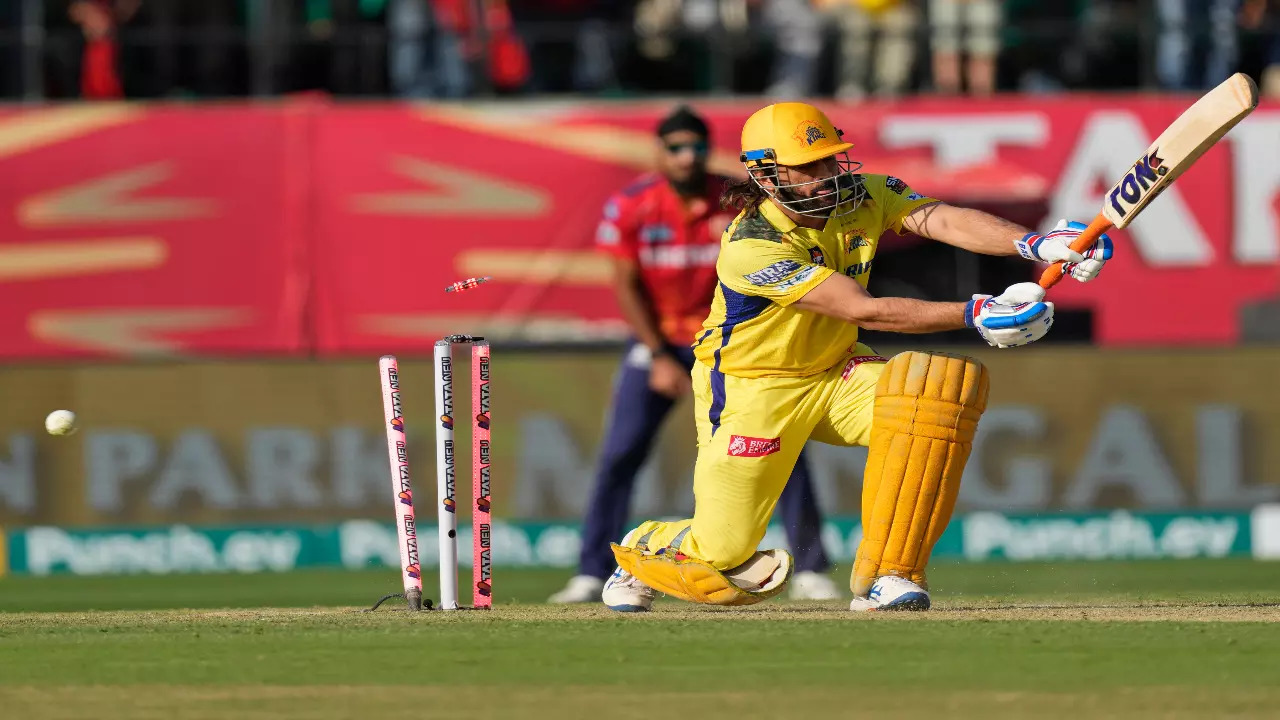 CSK wicketkeeper MS Dhoni is bowled out in the last IPL match