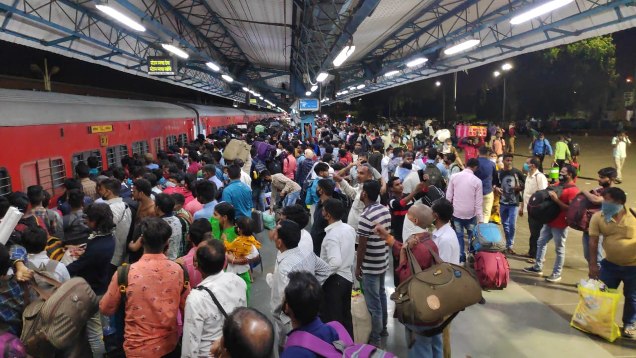 crowd for train