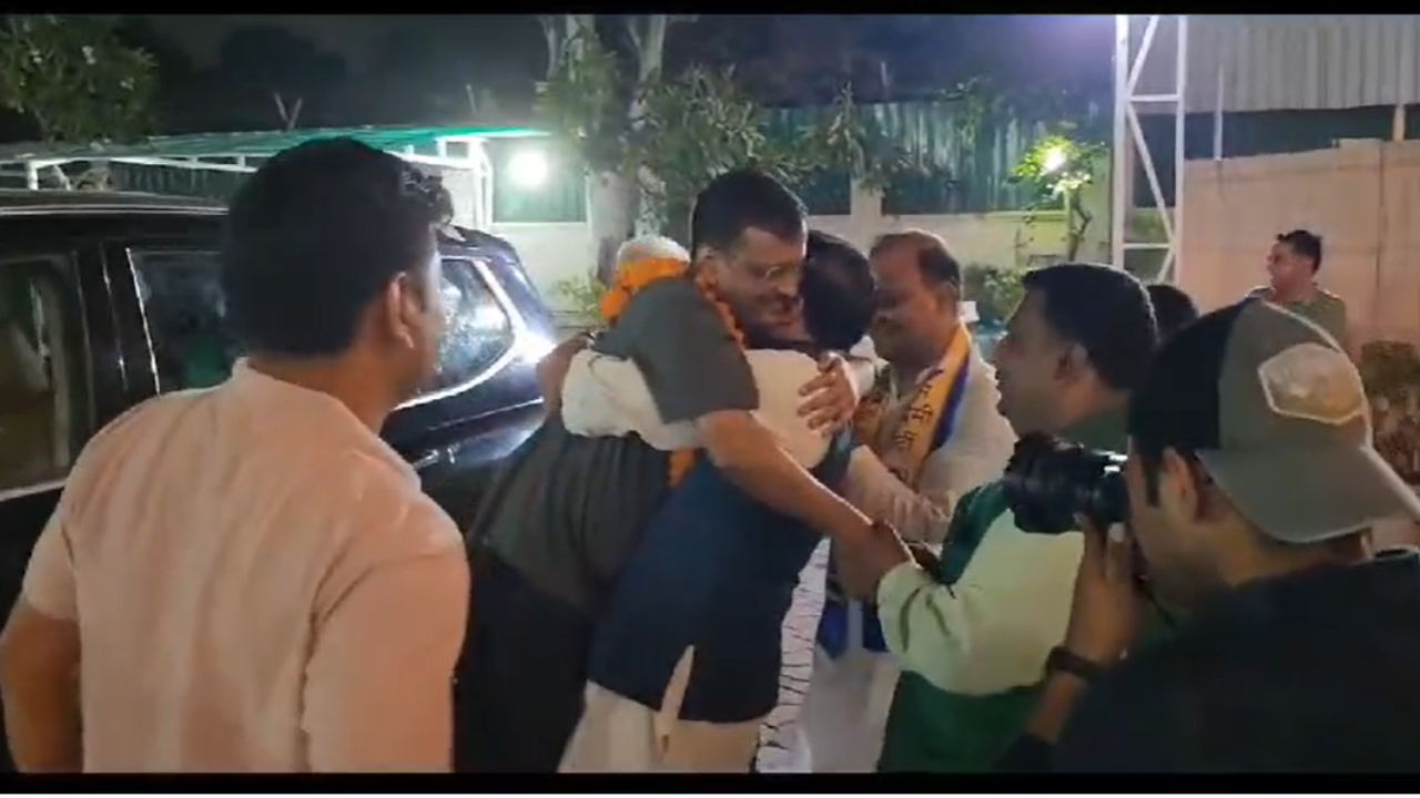 Arvind Kejriwal welcomed by party leaders