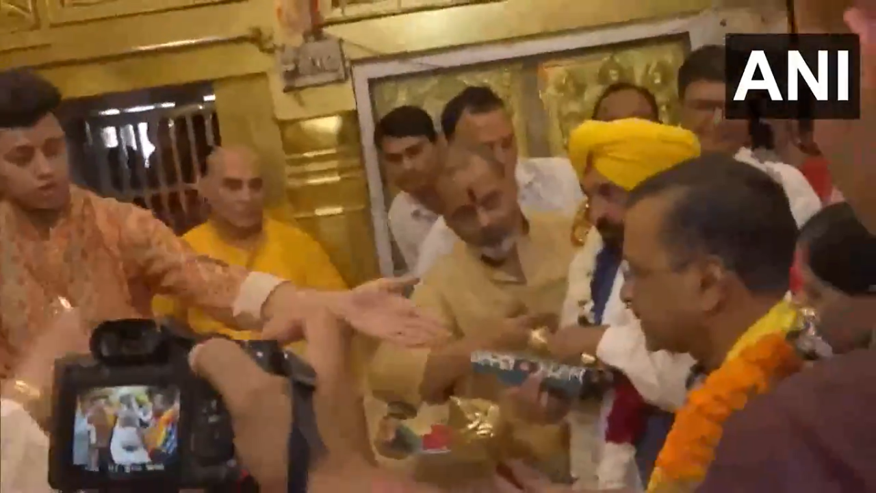 arvind kejriwal hanuman mandir visit