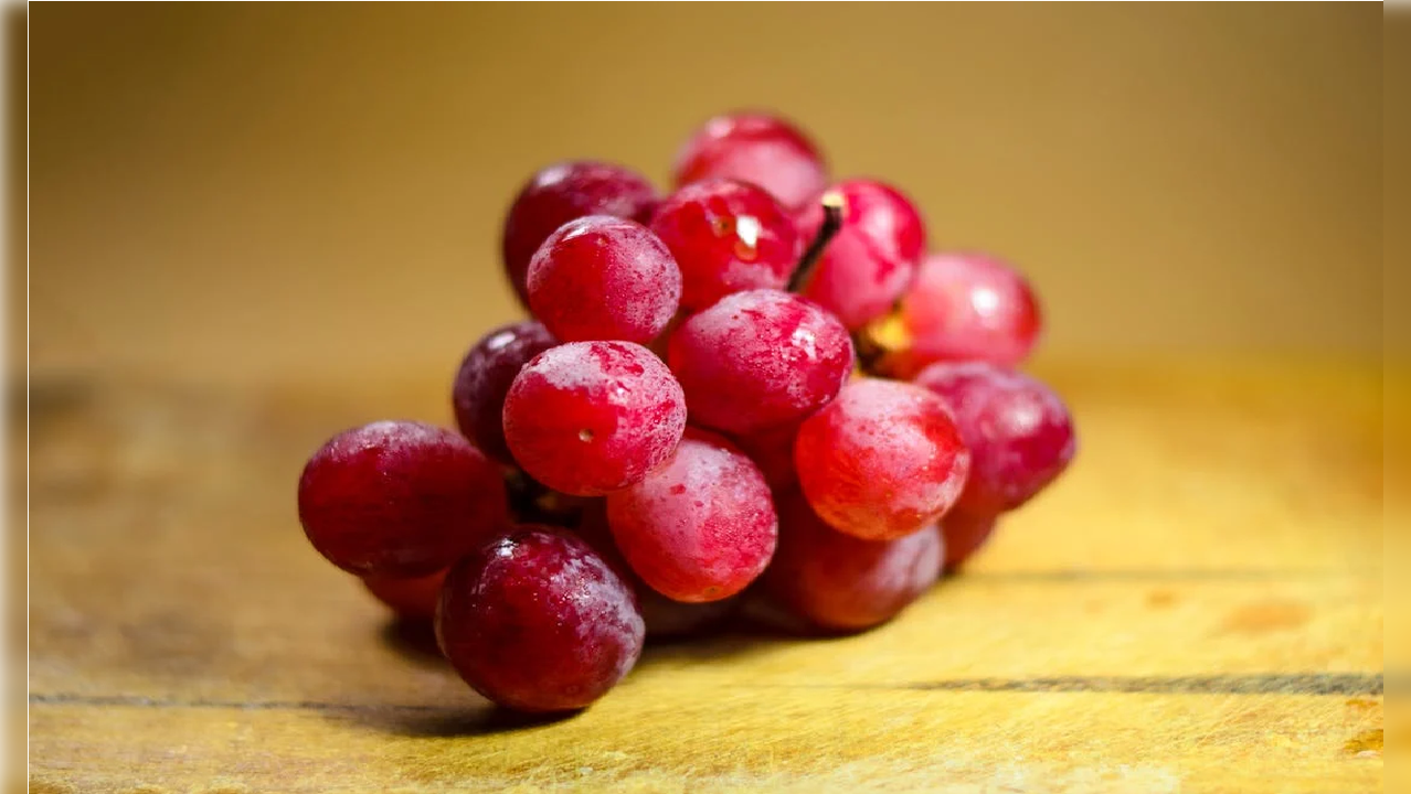 Red Grapes Skin Benefits लाल द्राक्षांमुळे उजळेल चेहरा, फायदे वाचाल तर