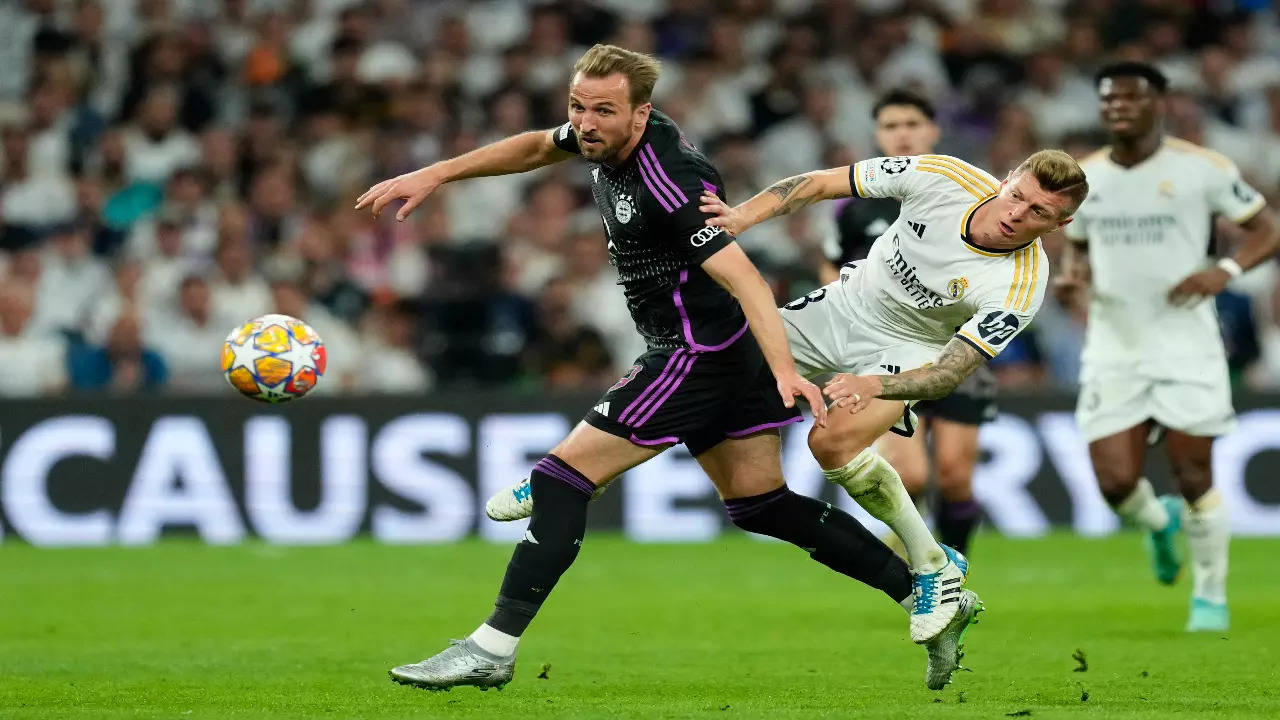 Toni Kroos vying for a ball with Harry Kane