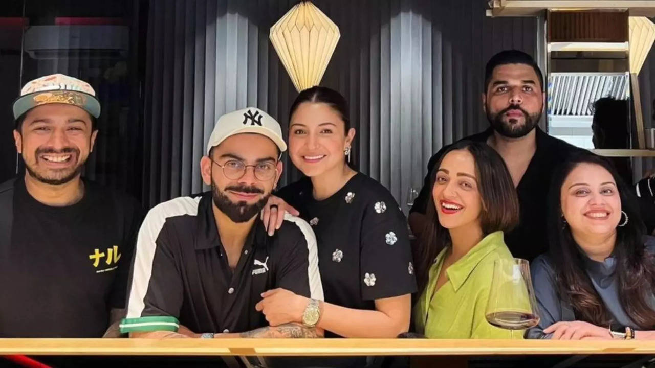 Anushka Sharma, Virat Kohli's Dinner Date Goes Viral On Social Media, PICS With Fans