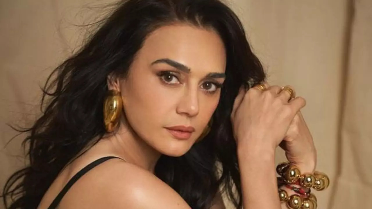 Preity Zinta Tells Paps 'Y'all Are SCARING Me' As They Come Too Close. Watch
