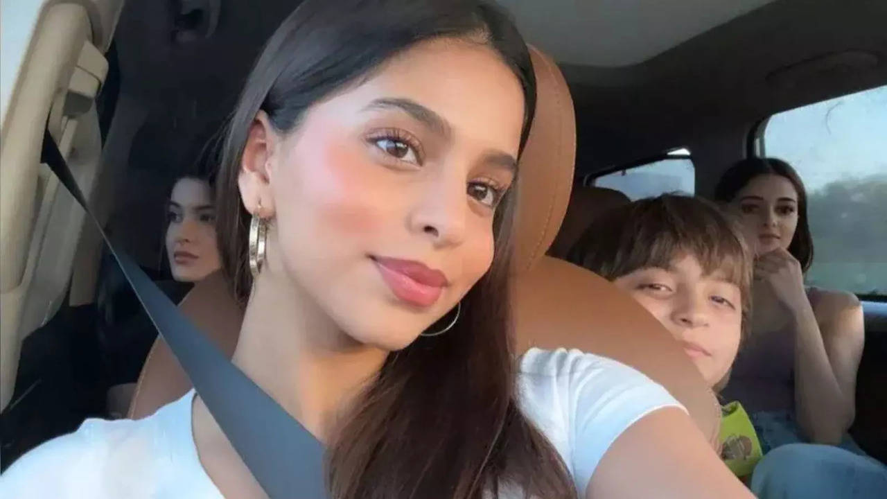 Suhana Khan Cutely Cheers For KKR With Juhi Chawla, Ananya Panday, AbRam Khan, Shanaya Kapoor. Watch