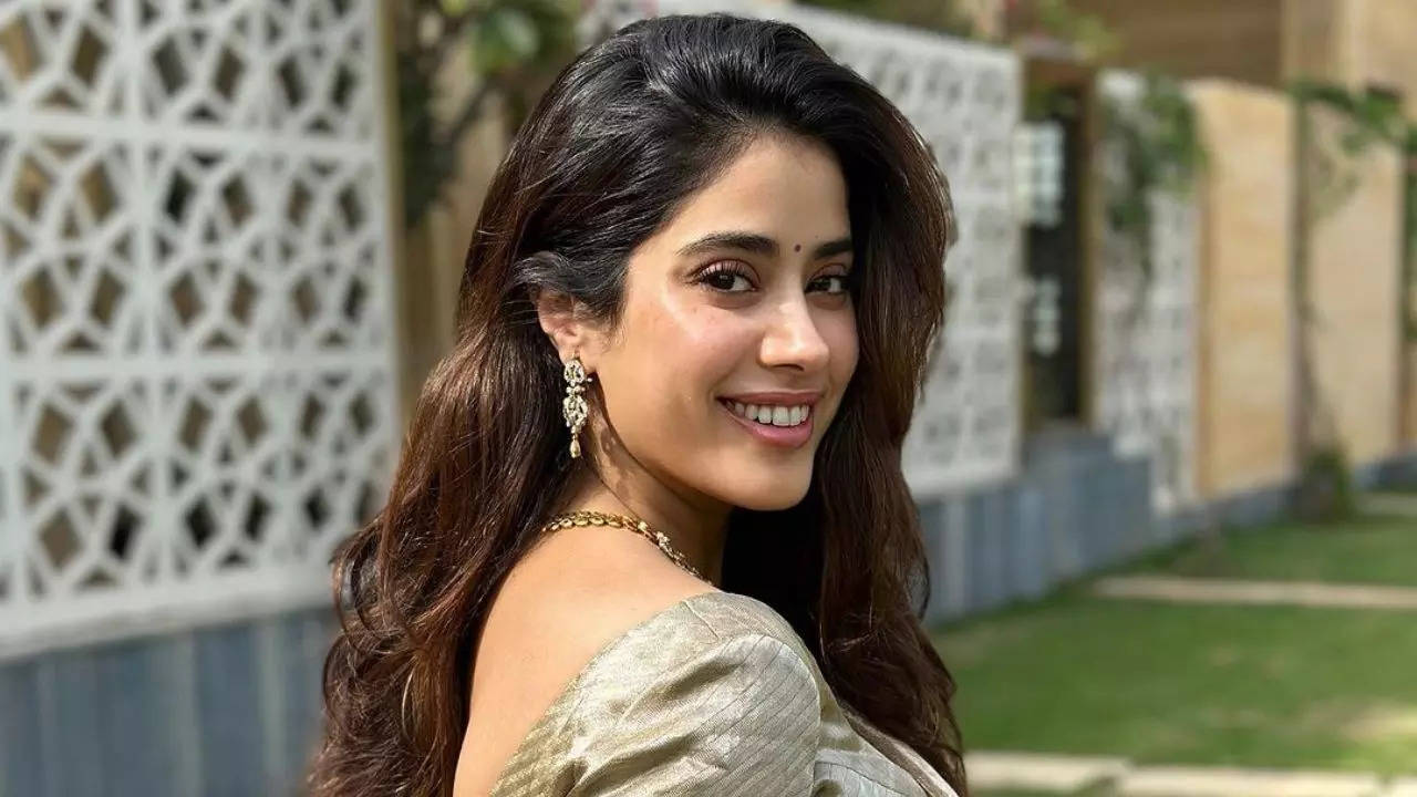 Try Janhvi Kapoor’s DIY Mask For The Glowing Skin