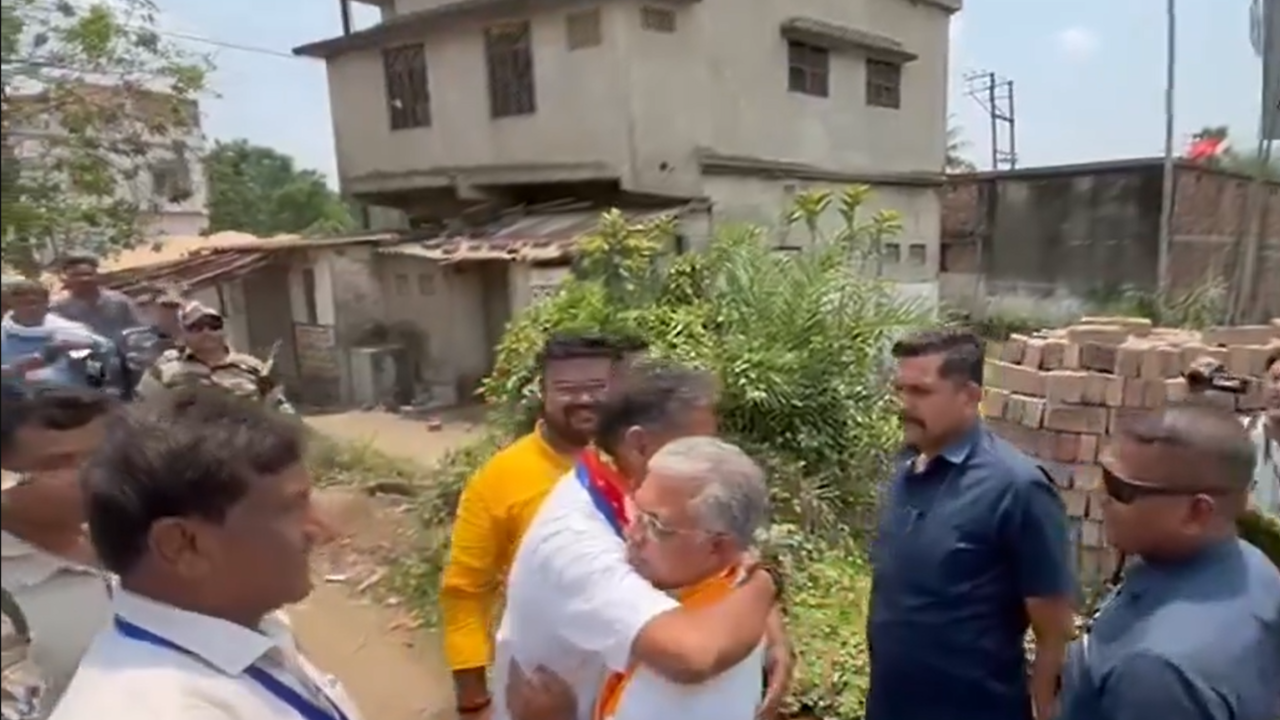 ​VIDEO: Bardhaman-Durgapur Candidates Dilip Ghosh and Kirti Azad Hug Each Other While Going To Polling Booth