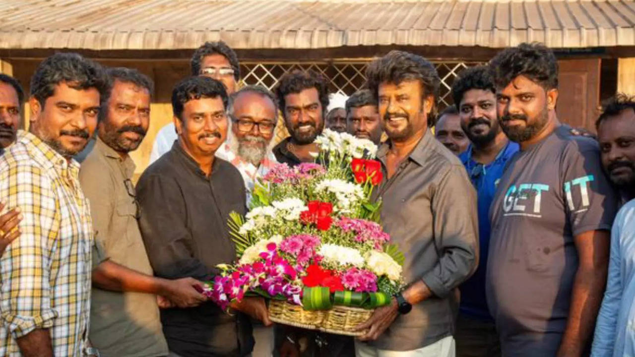 Rajinikanth Being Presented With A Bouquet After He Finished Shooting For His Portions