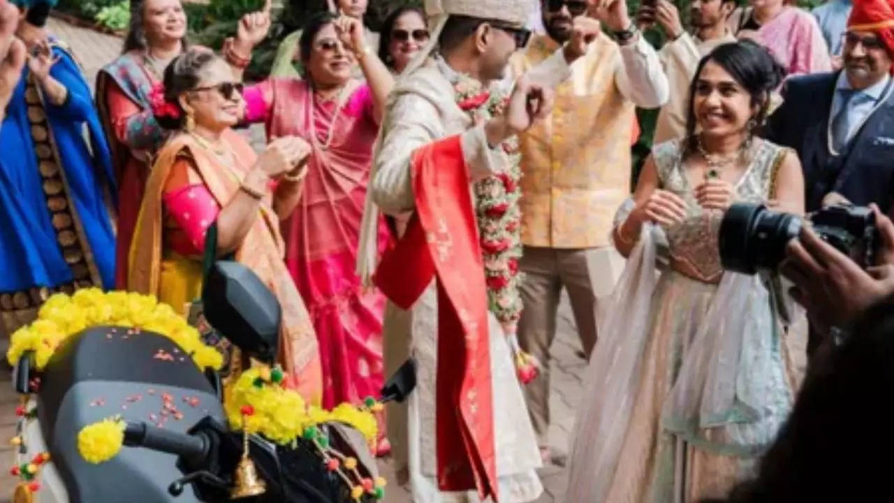 peak bengaluru: groom ditches horse, arrives for wedding on e-bike; netizen says 'direct honeymoon'