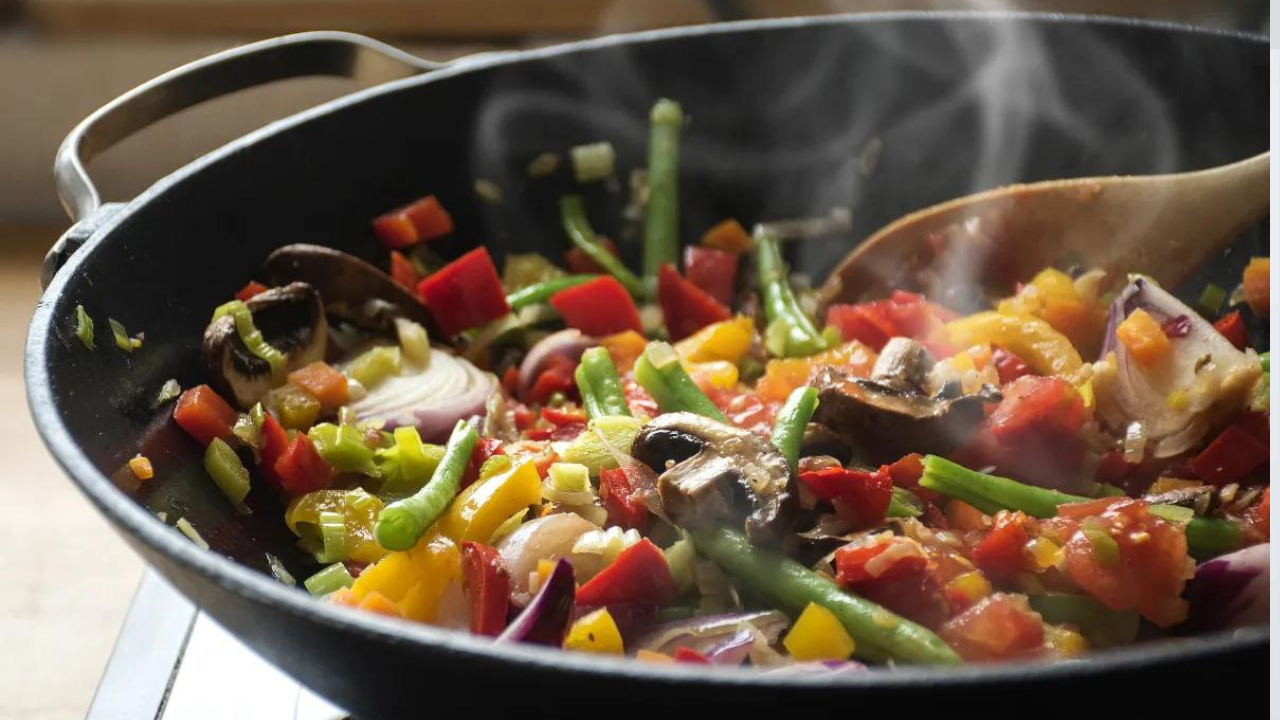 avoid cooking these 7 foods in an iron pan or kadhai Healthy Tips