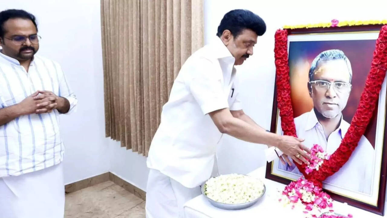  முதலமைச்சர் மு.க. ஸ்டாலின் பி.ஏ. தினேஷ்குமார் தந்தை மரணம் - நேரில் சென்று ஆறுதல் 